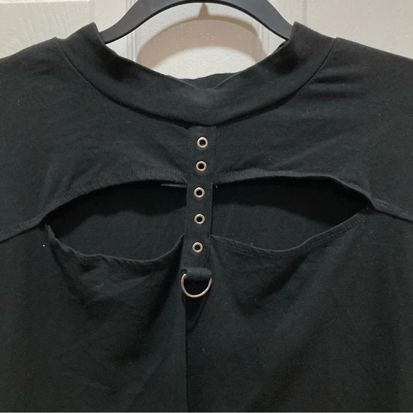 HOT TOPIC Grommet & D-Ring Strap Mock Neck Cutout Girls Crop T-Shirt Size 5X Jr - Picture 5 of 7